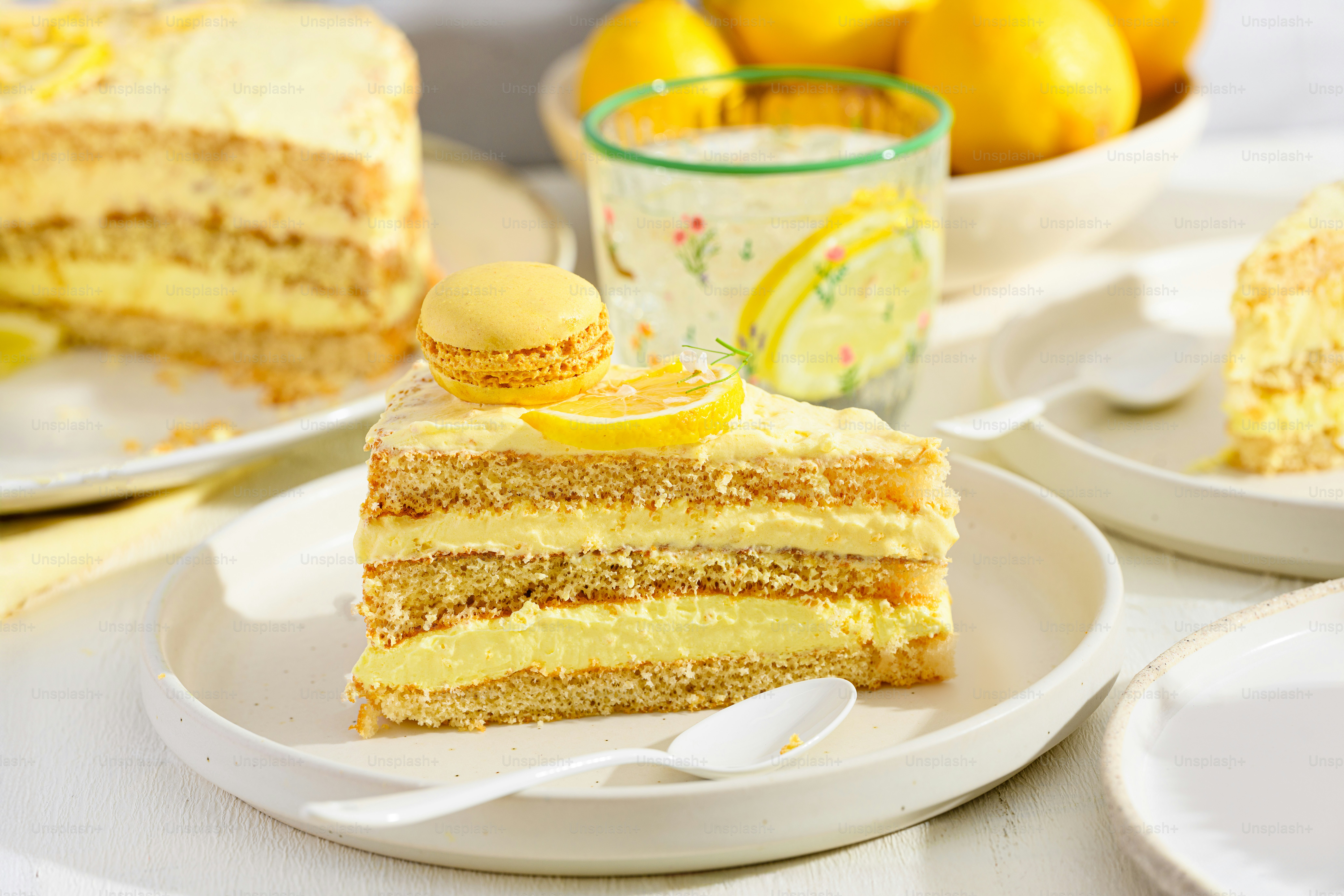 皿の上のケーキのスライスのクローズアップ