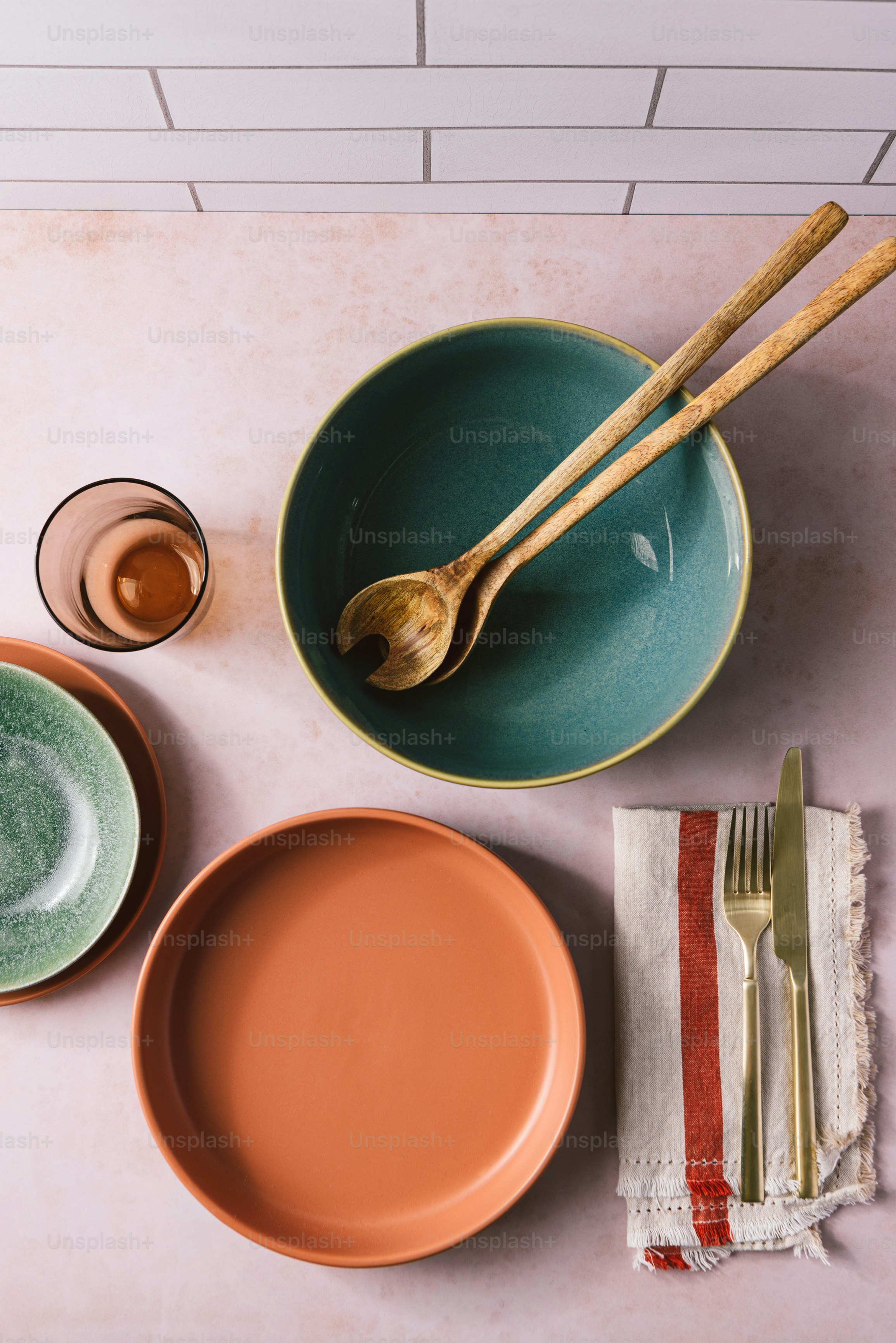 un tavolo sormontato da piatti e ciotole piene di cibo