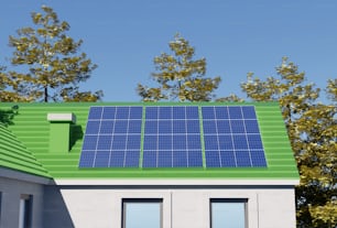 uma casa com um telhado verde e um painel solar no telhado