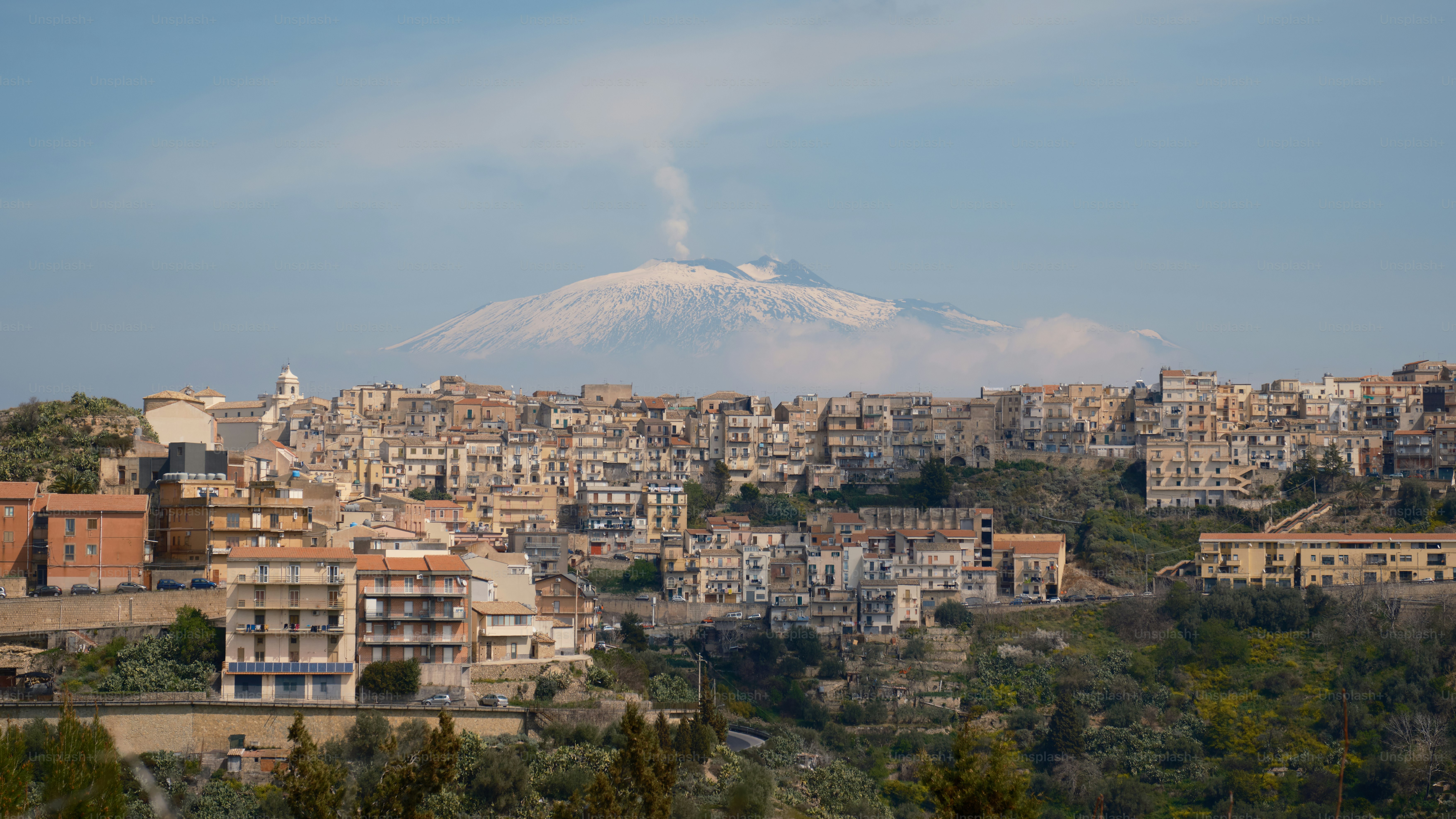 Blick auf eine Stadt mit einem Berg im Hintergrund