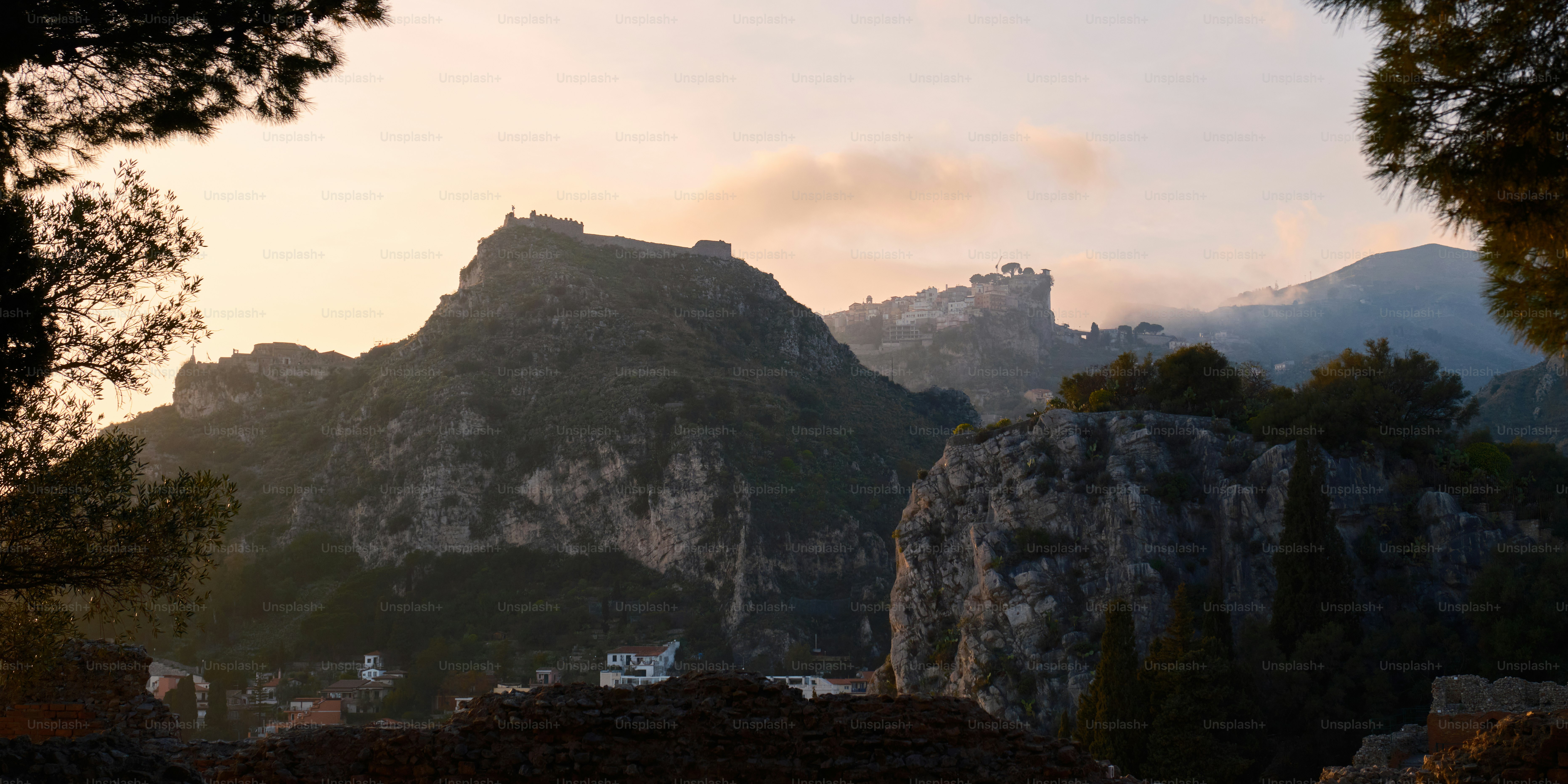 ein Berg mit einer Burg darauf