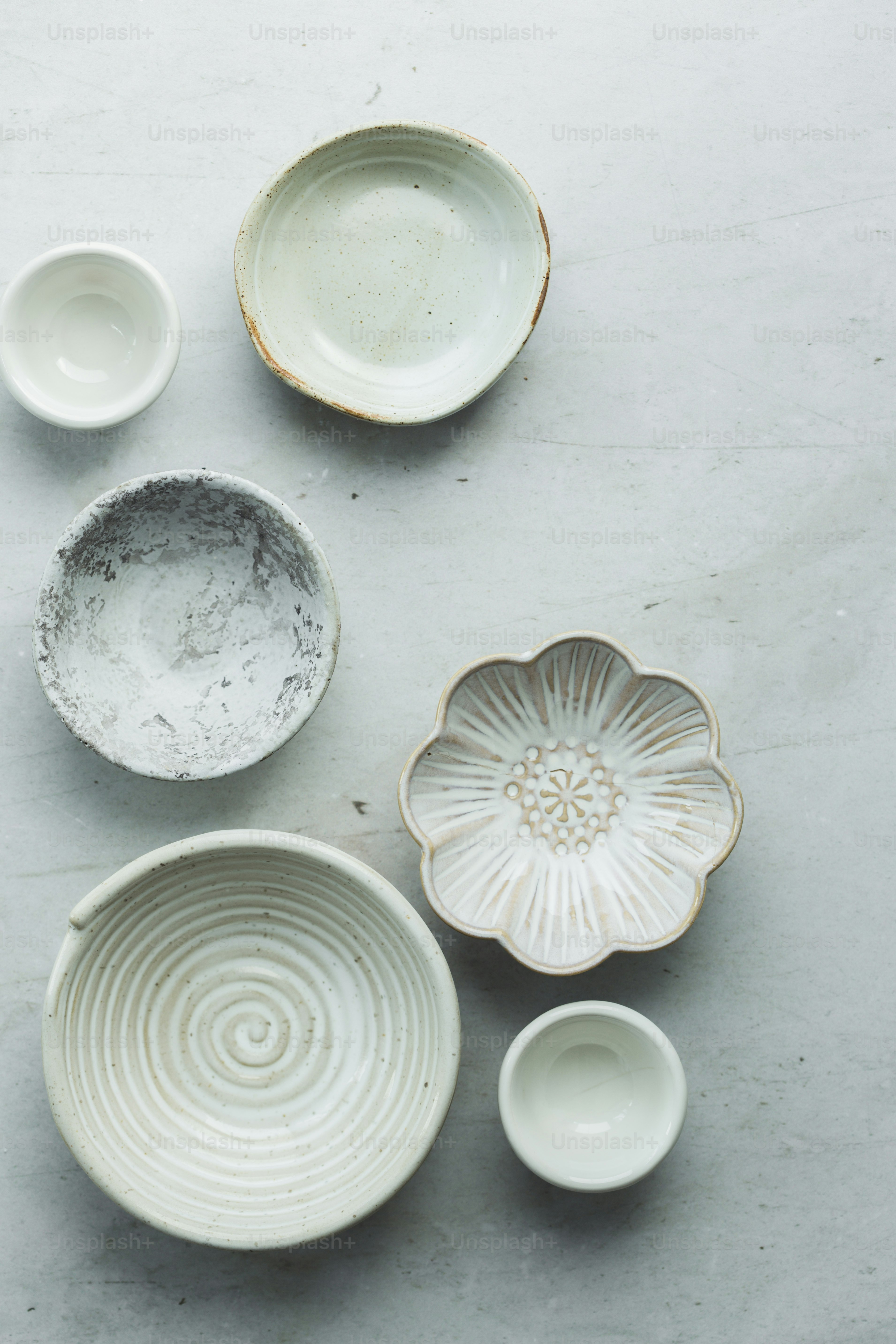eine Gruppe von Schüsseln, die auf einem Tisch stehen