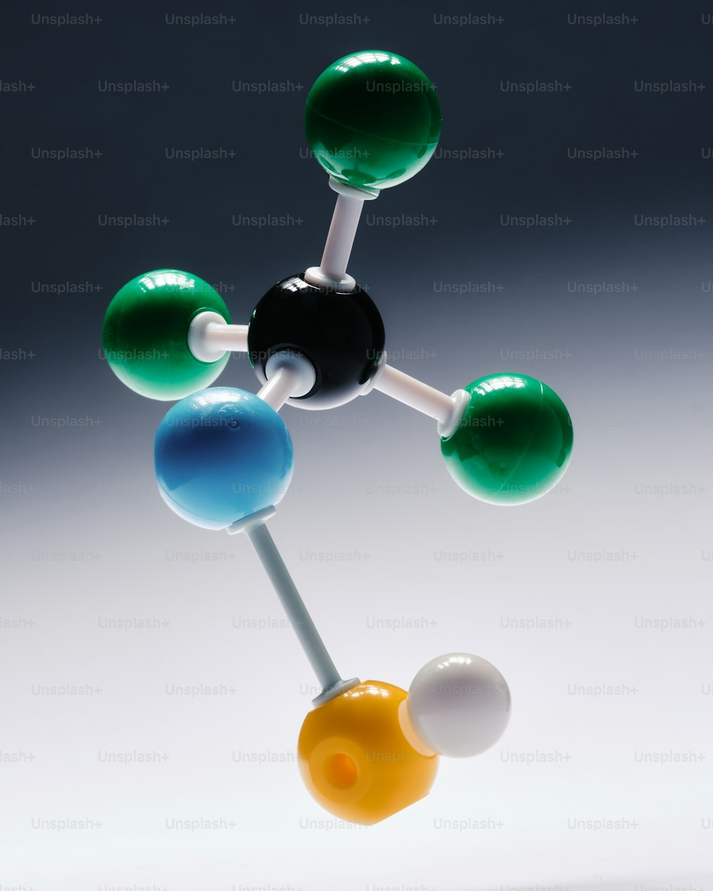 Un modelo de una sustancia multicolor sobre un fondo blanco