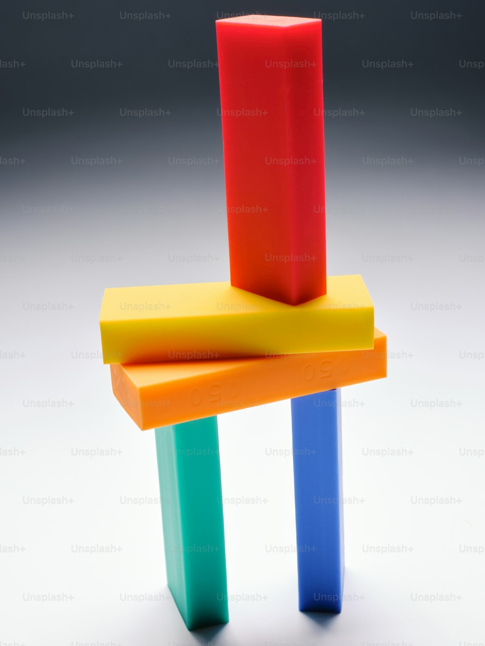 uma pilha de blocos coloridos sentados uns sobre os outros