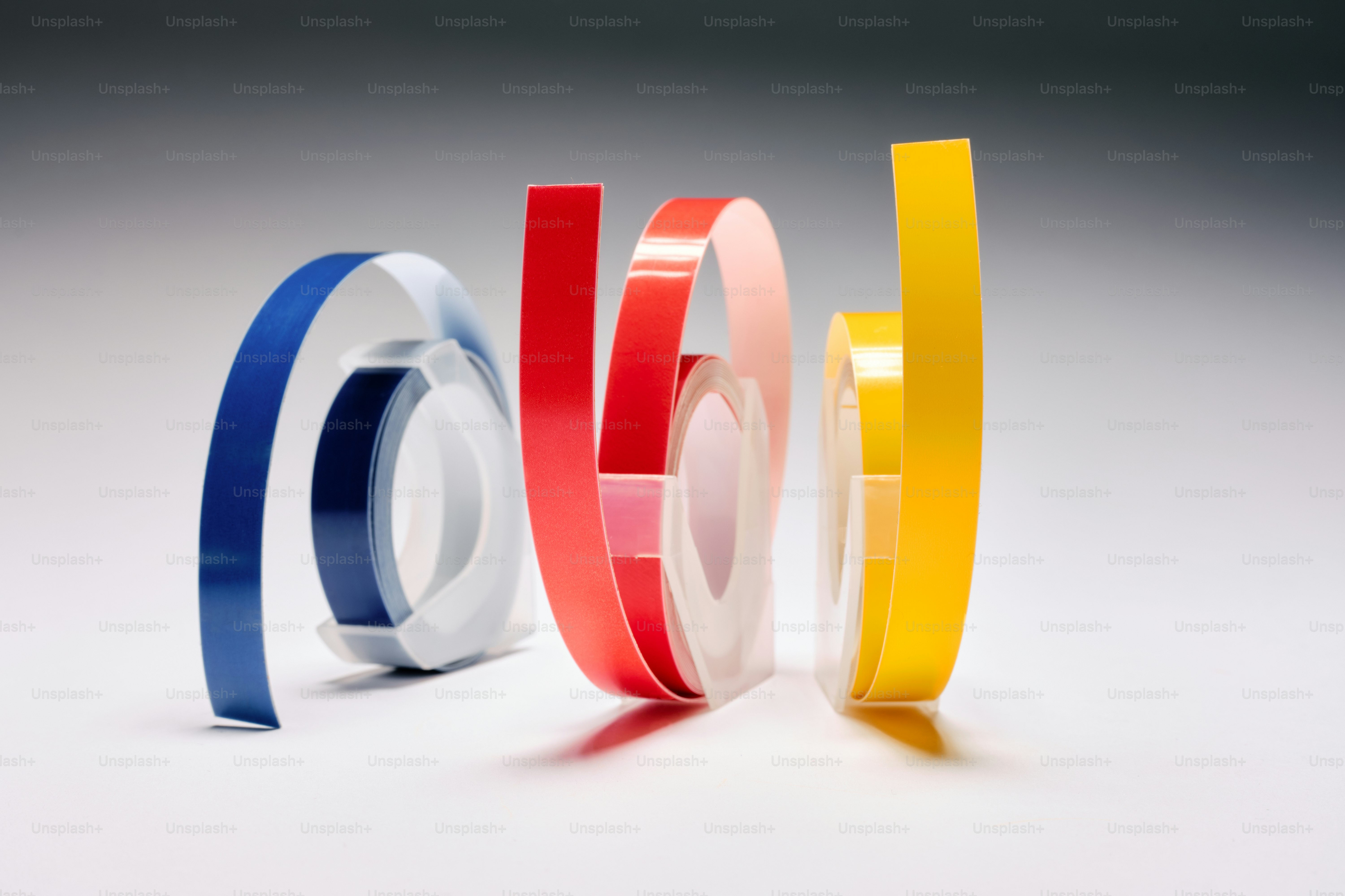 un gruppo di nastro adesivo di colore diverso su una superficie bianca