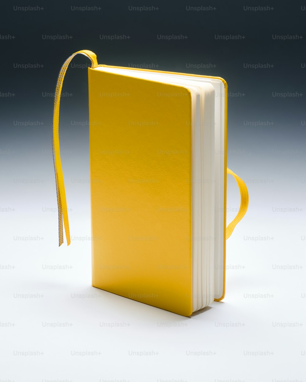 ein gelbes Buch mit einem gelben Band drumherum