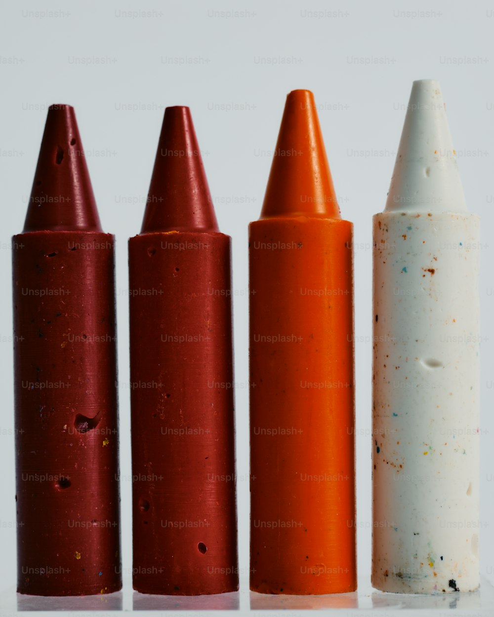 Un grupo de tres lápices de colores sentados uno al lado del otro