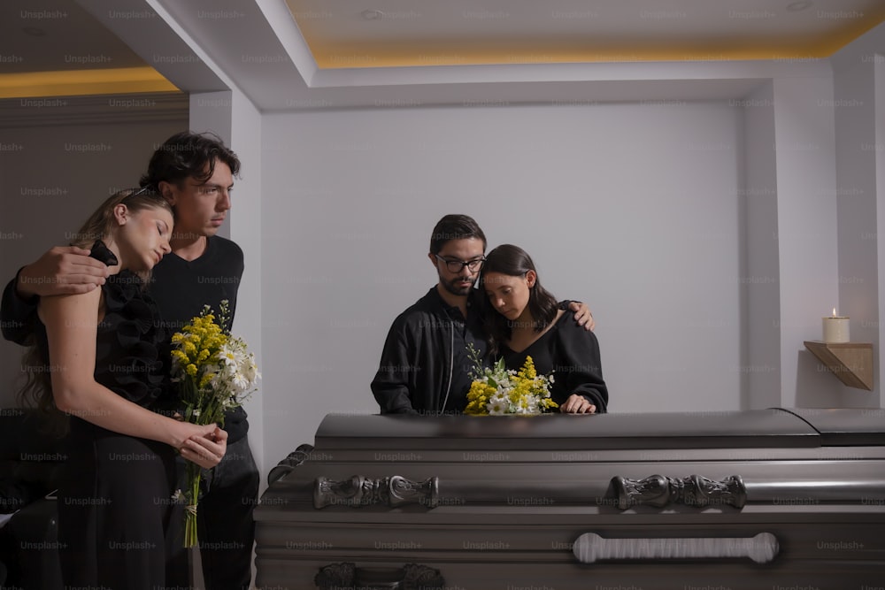 un homme et une femme regardant un cercueil