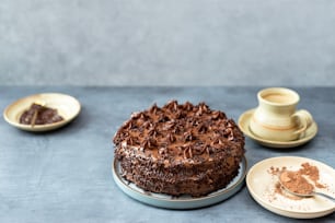 테이블 위에 놓인 초콜릿 케이크