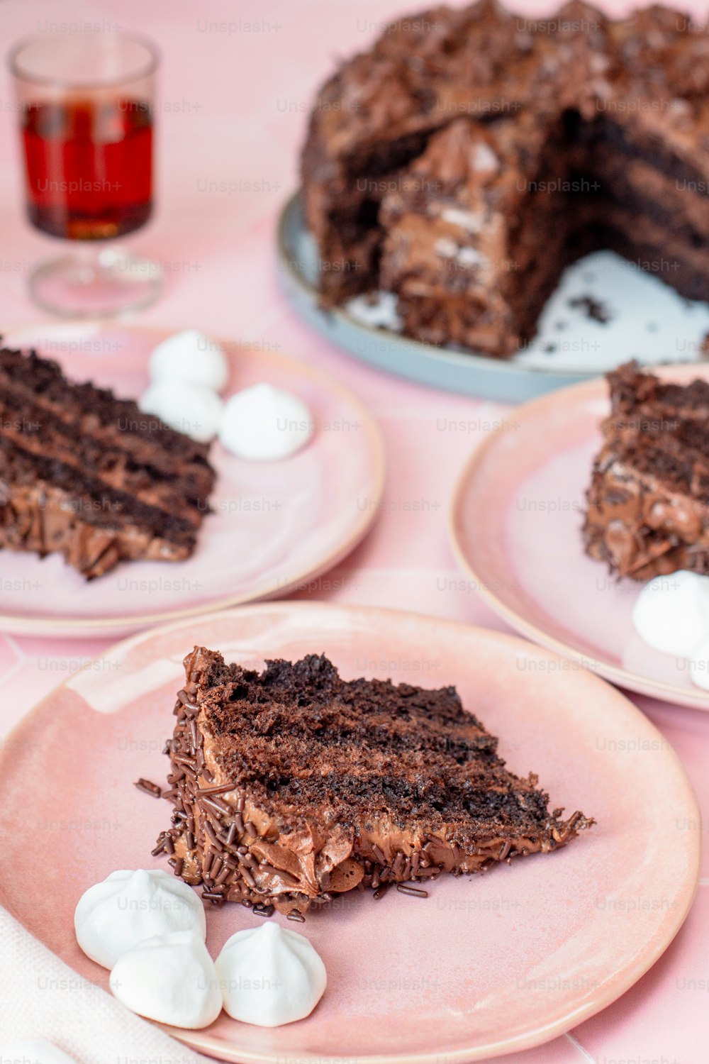 ein Stück Schokoladenkuchen auf einem Teller mit Marshmallows