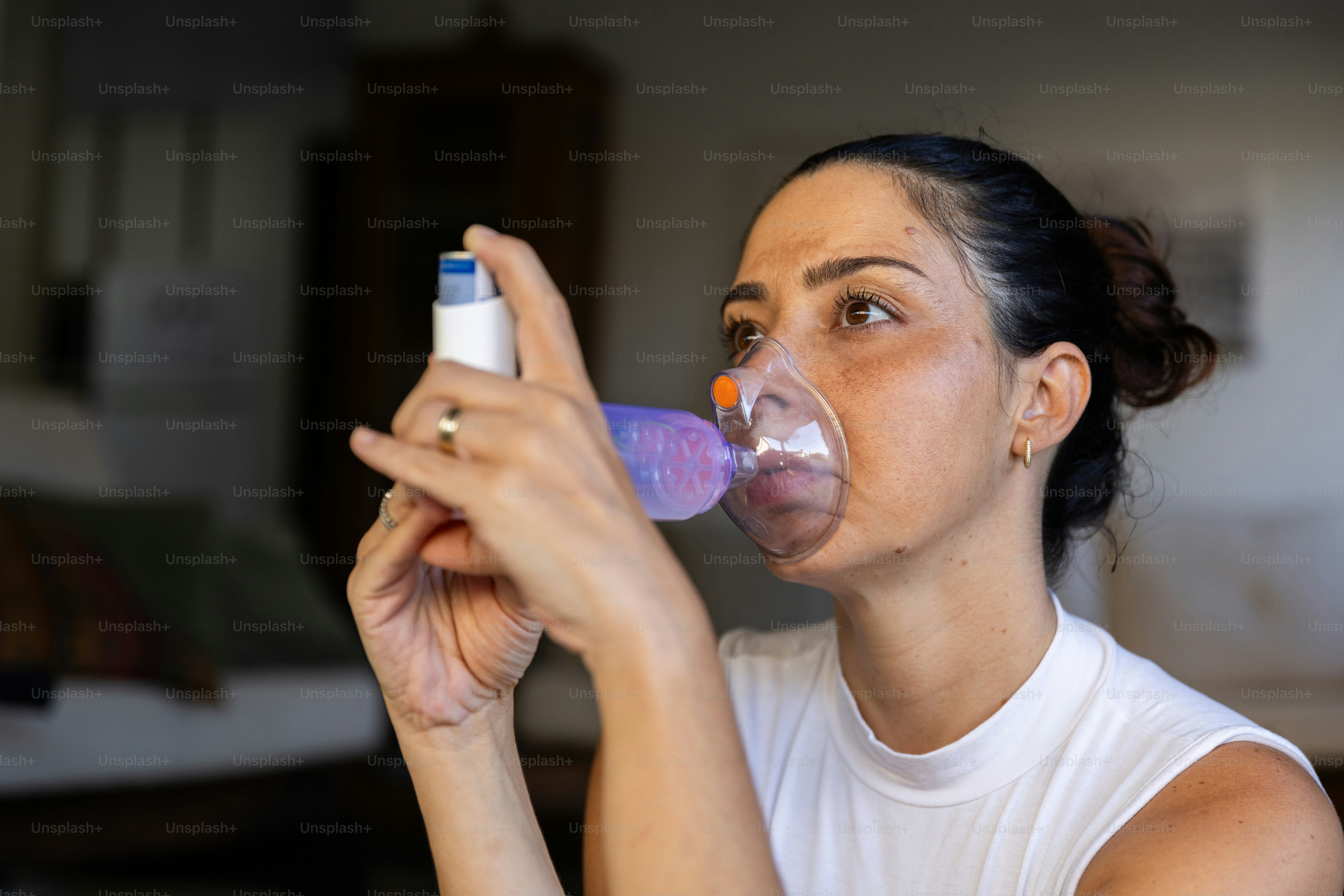 una donna che tiene un biberon con un ciuccio in bocca