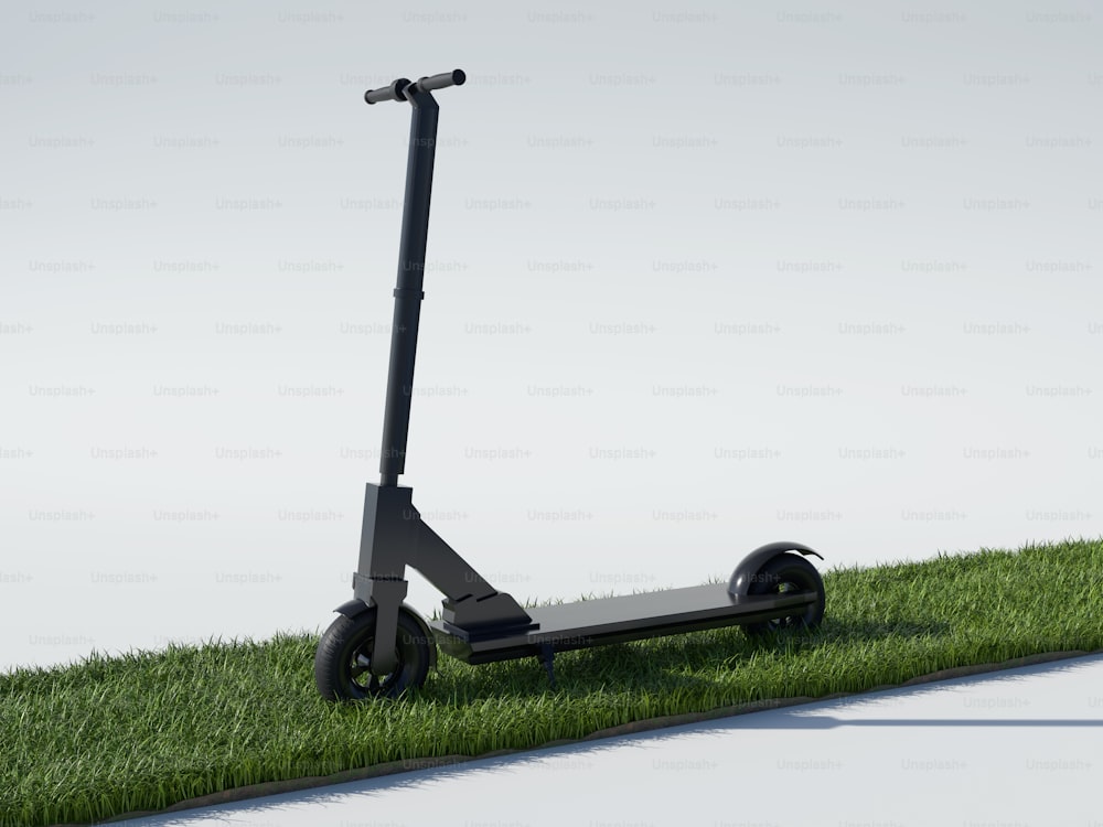 Un scooter está sentado en una colina cubierta de hierba