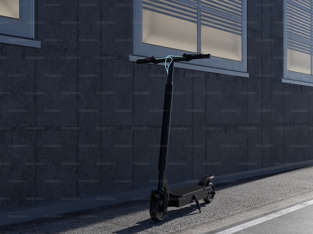 un scooter garé sur le côté d’un bâtiment