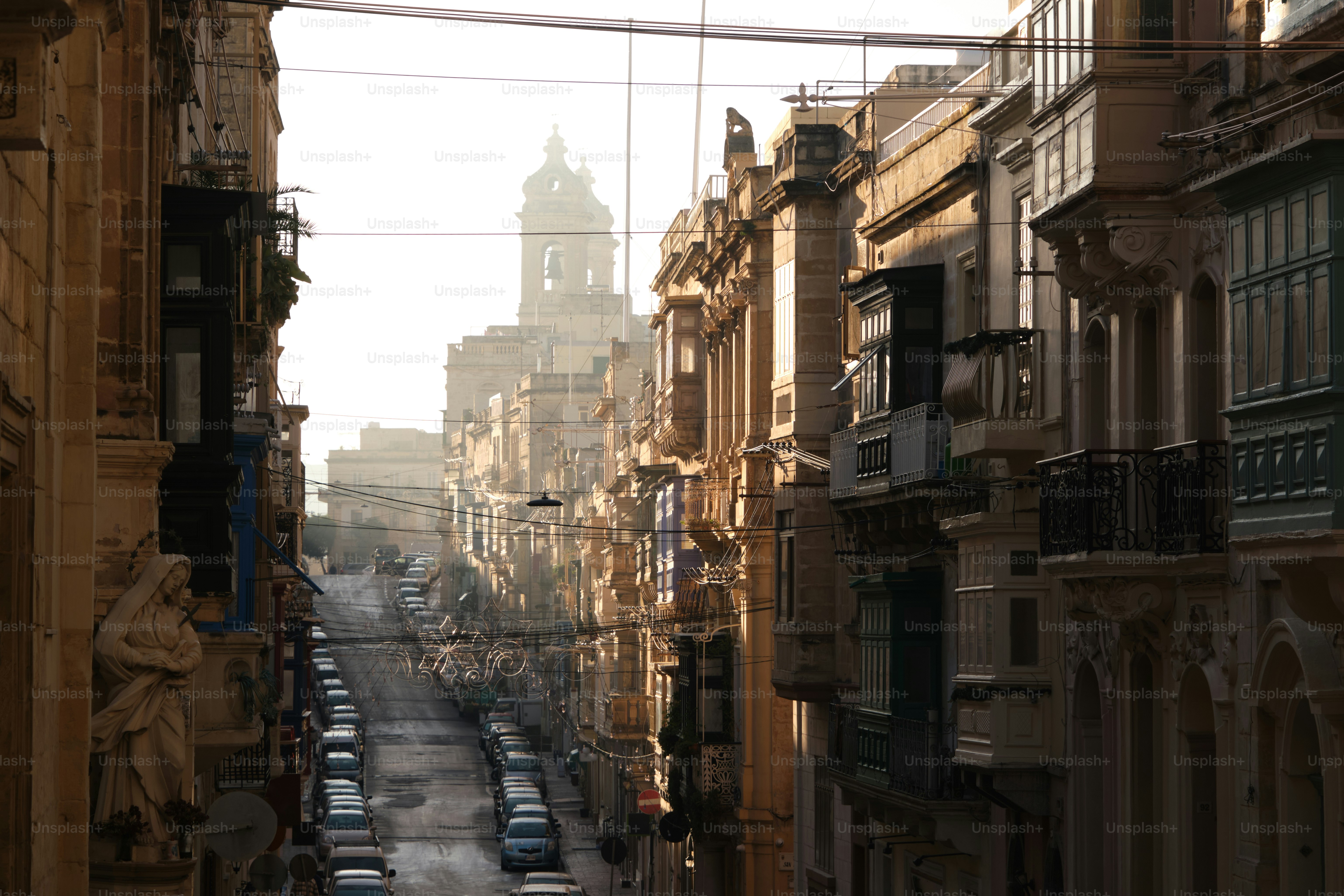 Une rue de la ville très fréquentée à côté de grands immeubles