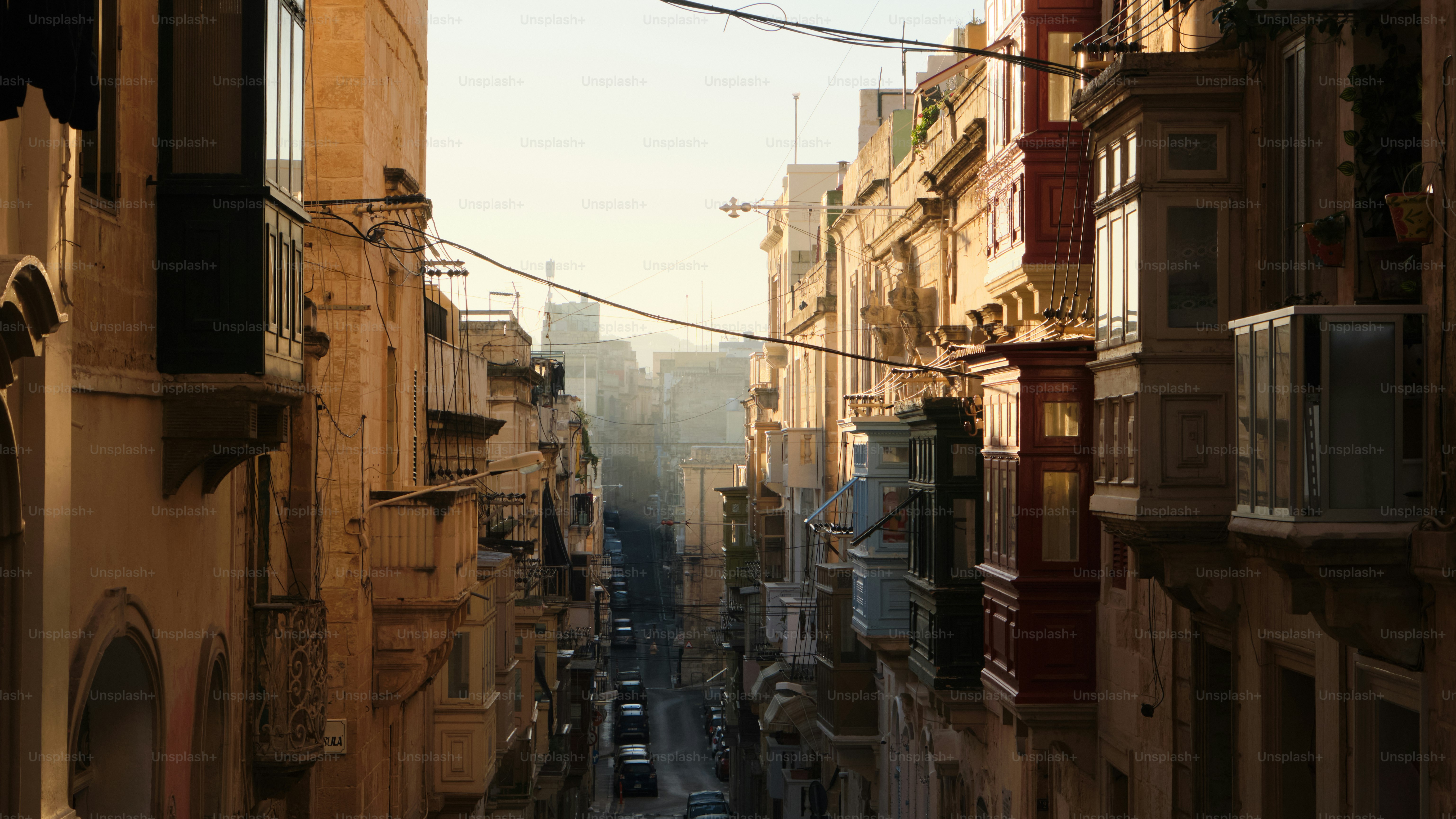 Una calle de la ciudad llena de muchos edificios altos
