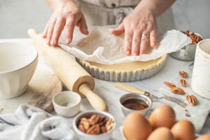 Une femme fait une tarte avec ses mains
