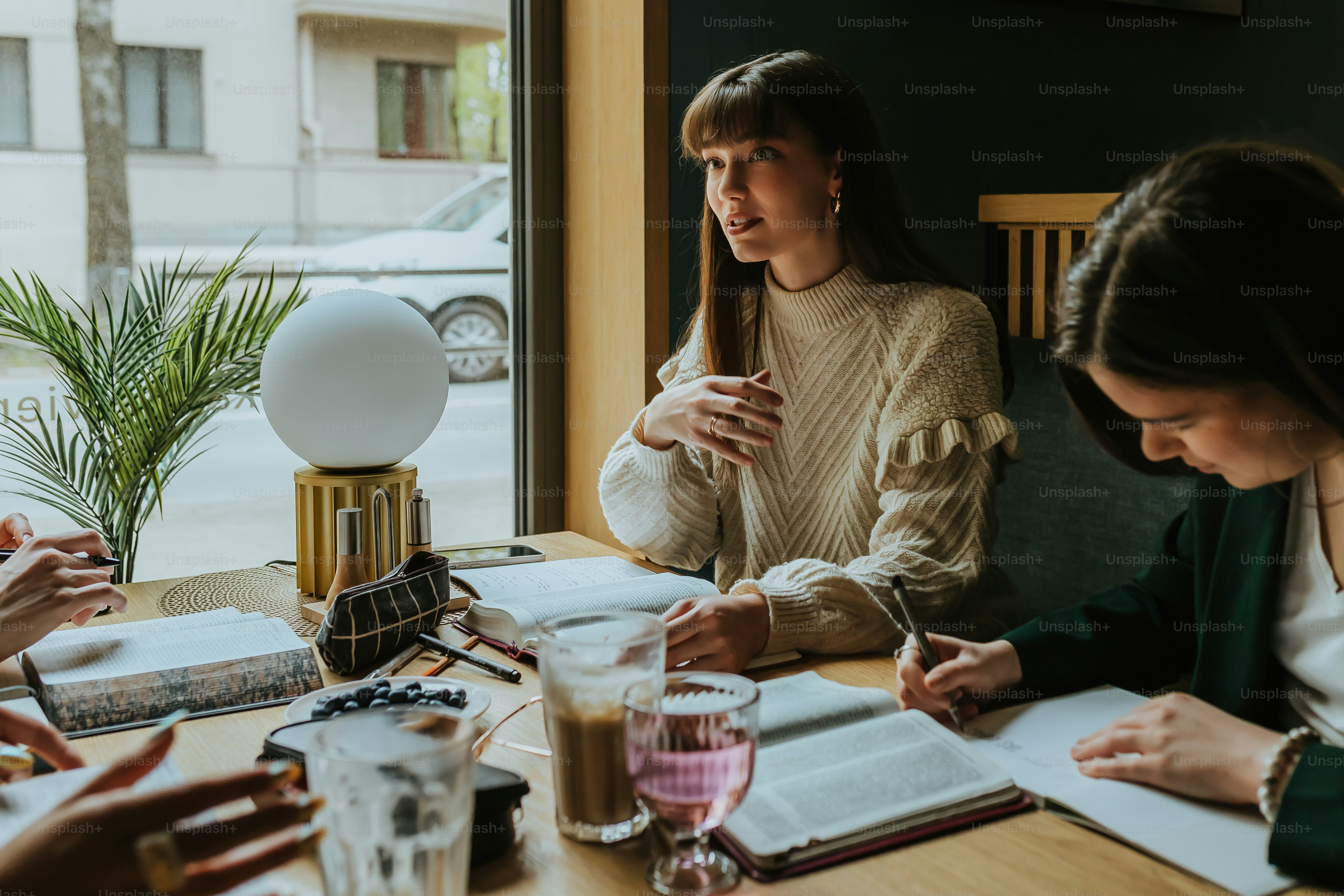 木製のテーブルを囲んで座る女性たち
