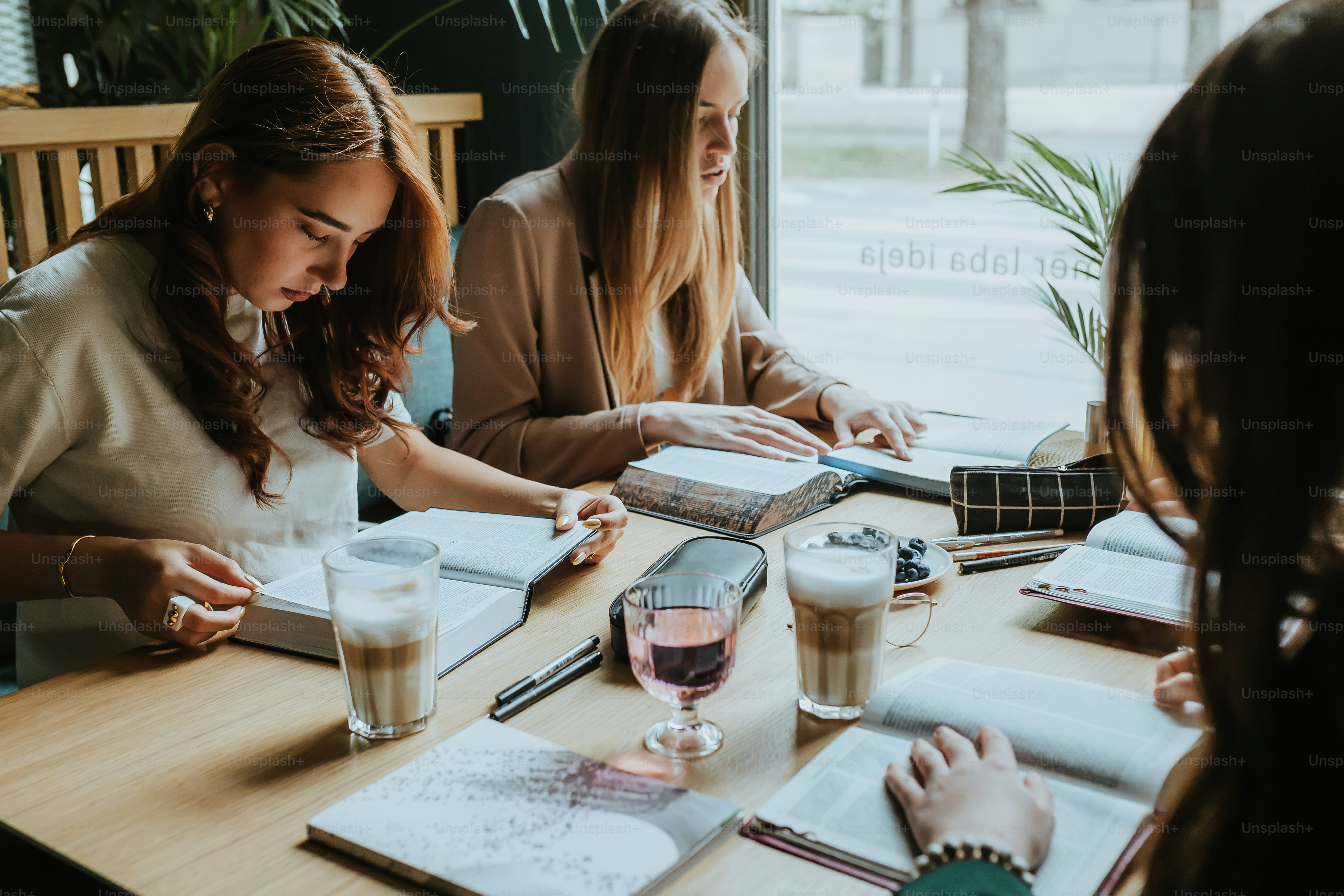 木製のテーブルを囲んで座る女性たち