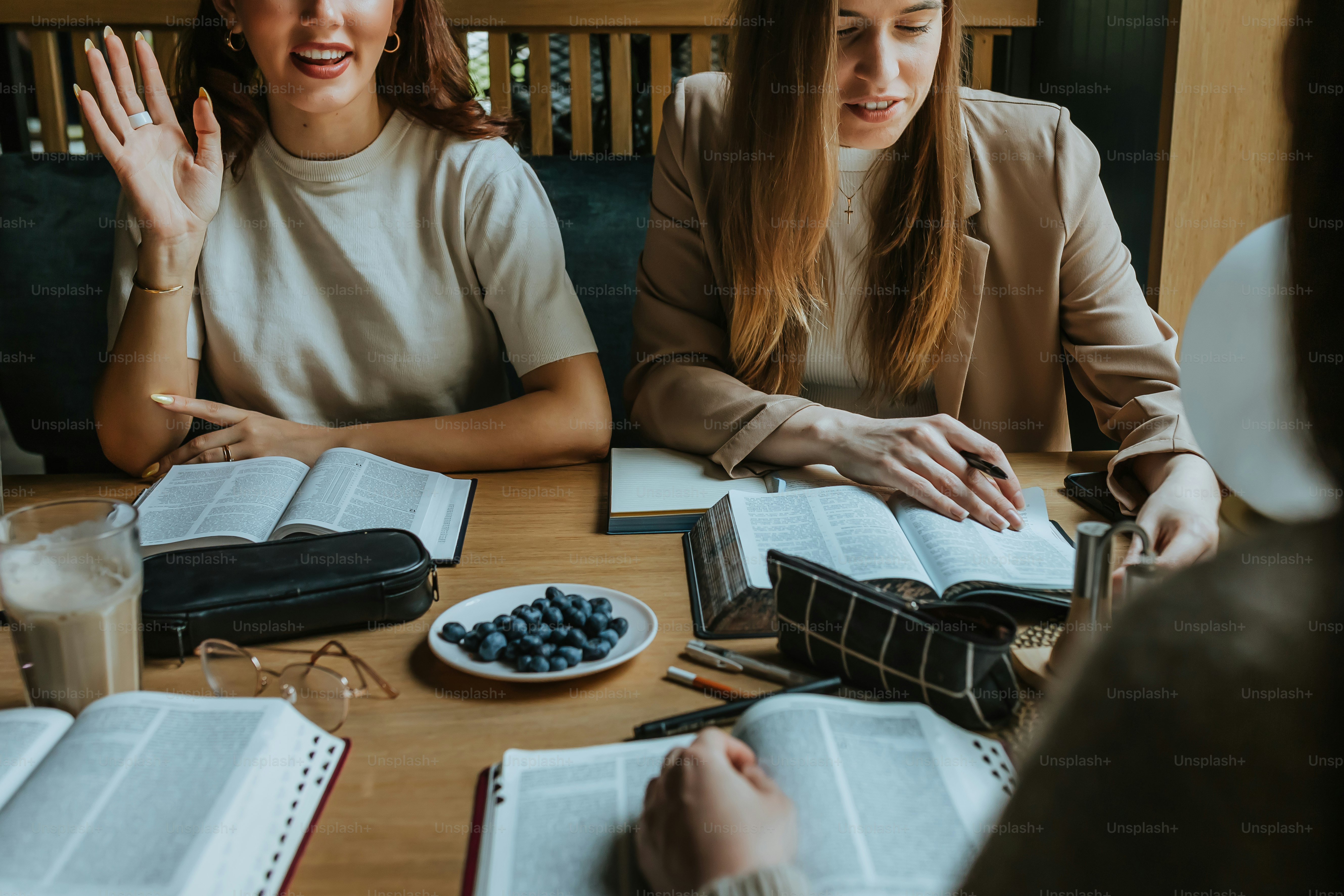 木製のテーブルを囲んで座る女性たち