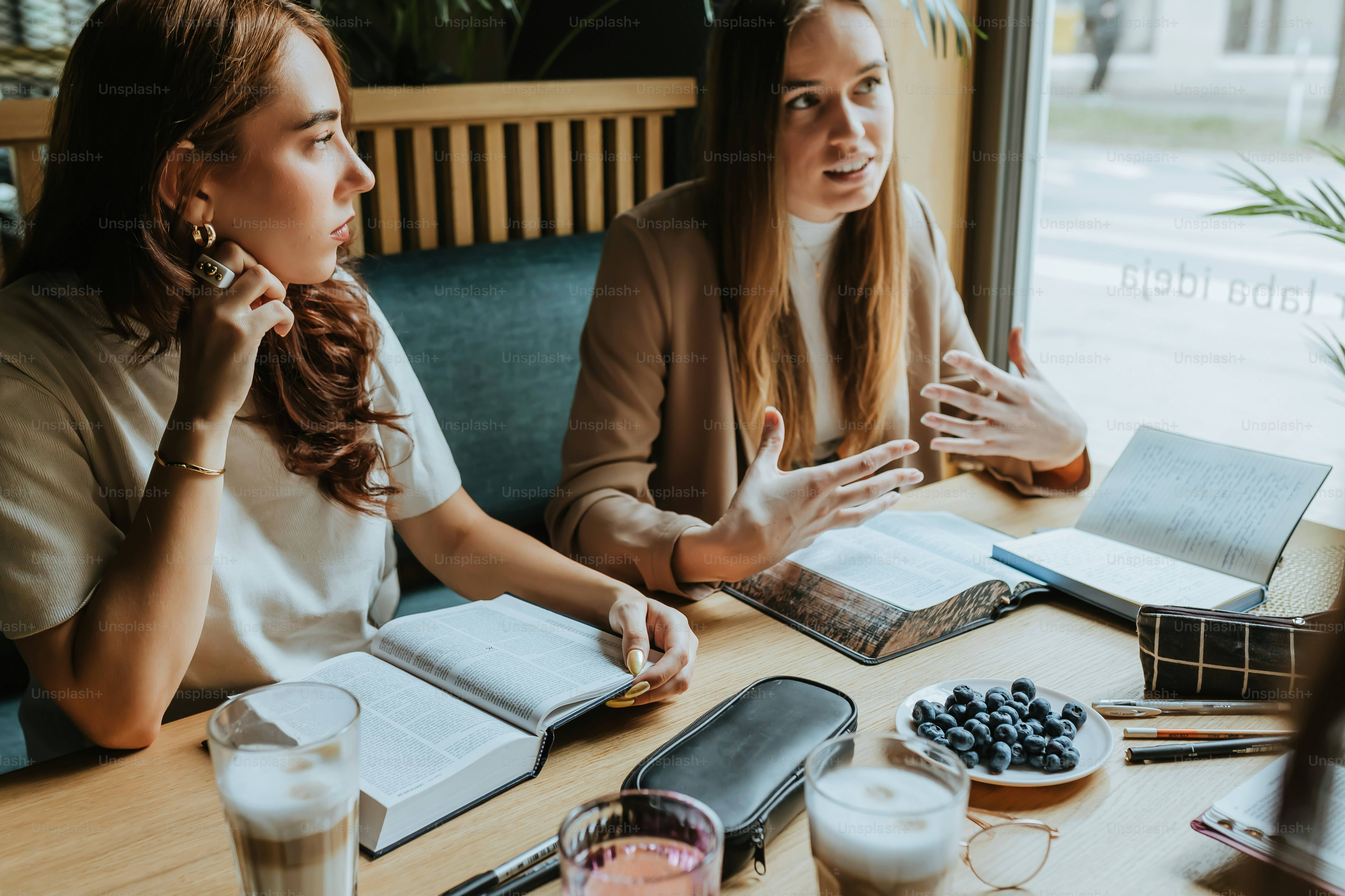 テーブルに座って話している二人の女性