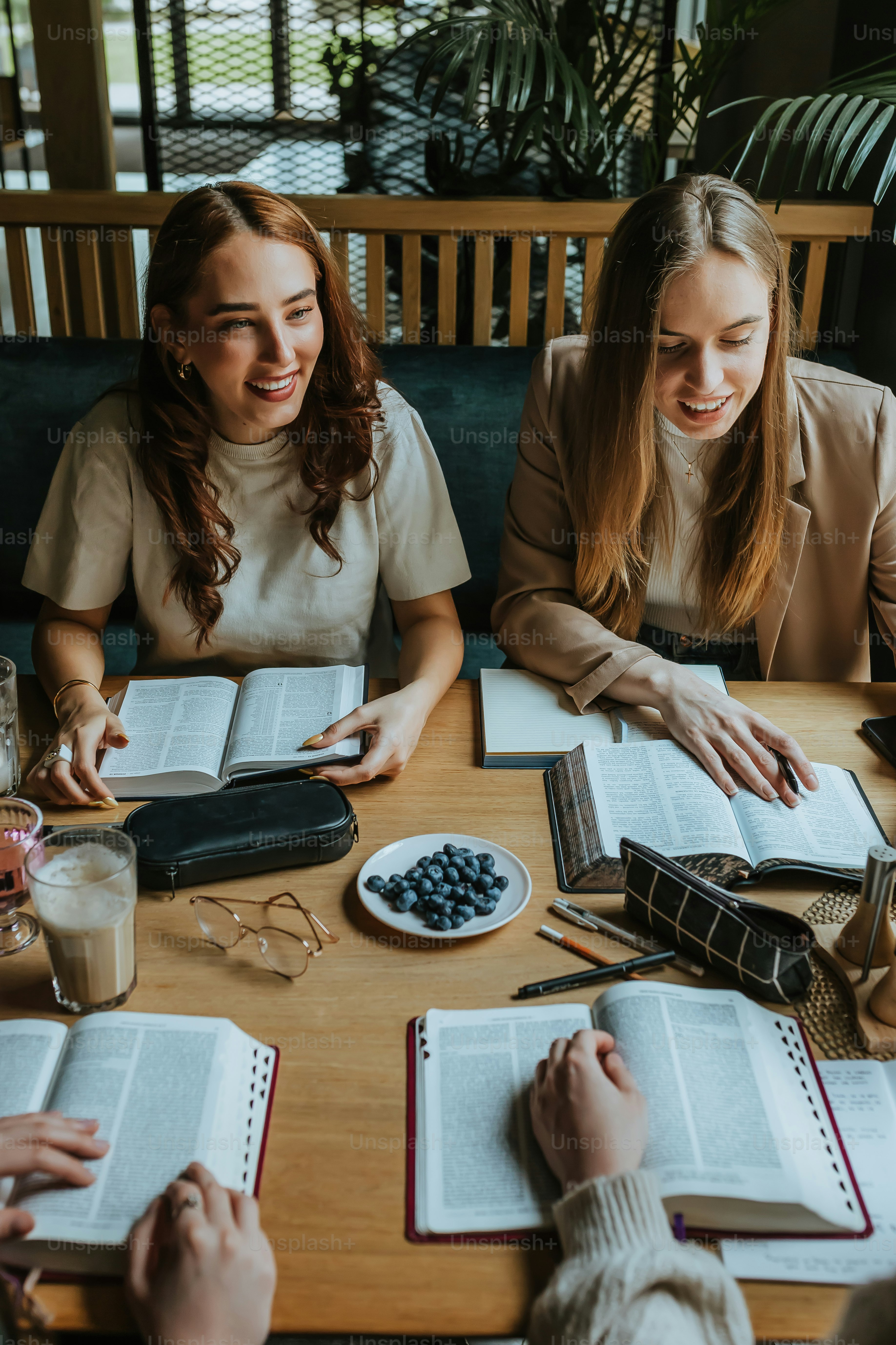 木製のテーブルを囲んで座る女性たち