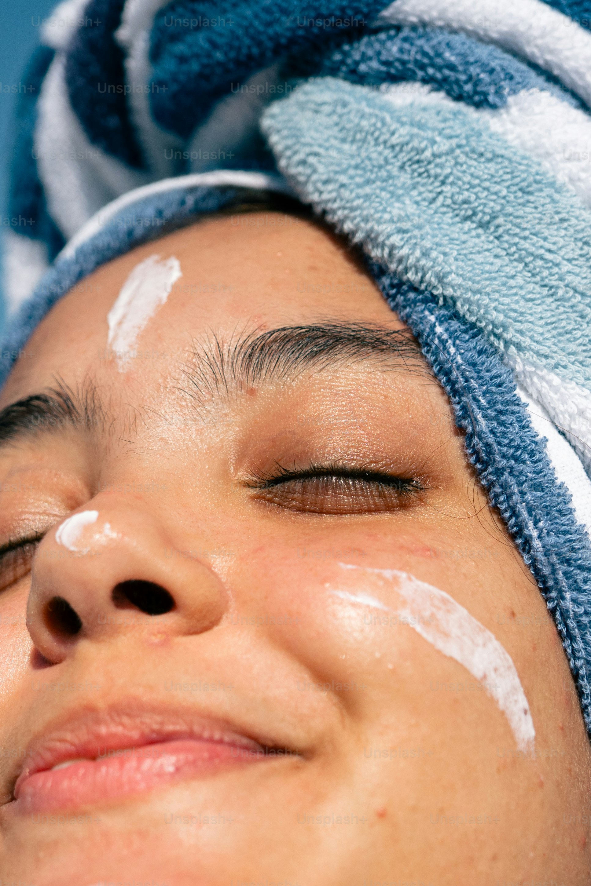 Un primer plano de una mujer con una toalla en la cabeza