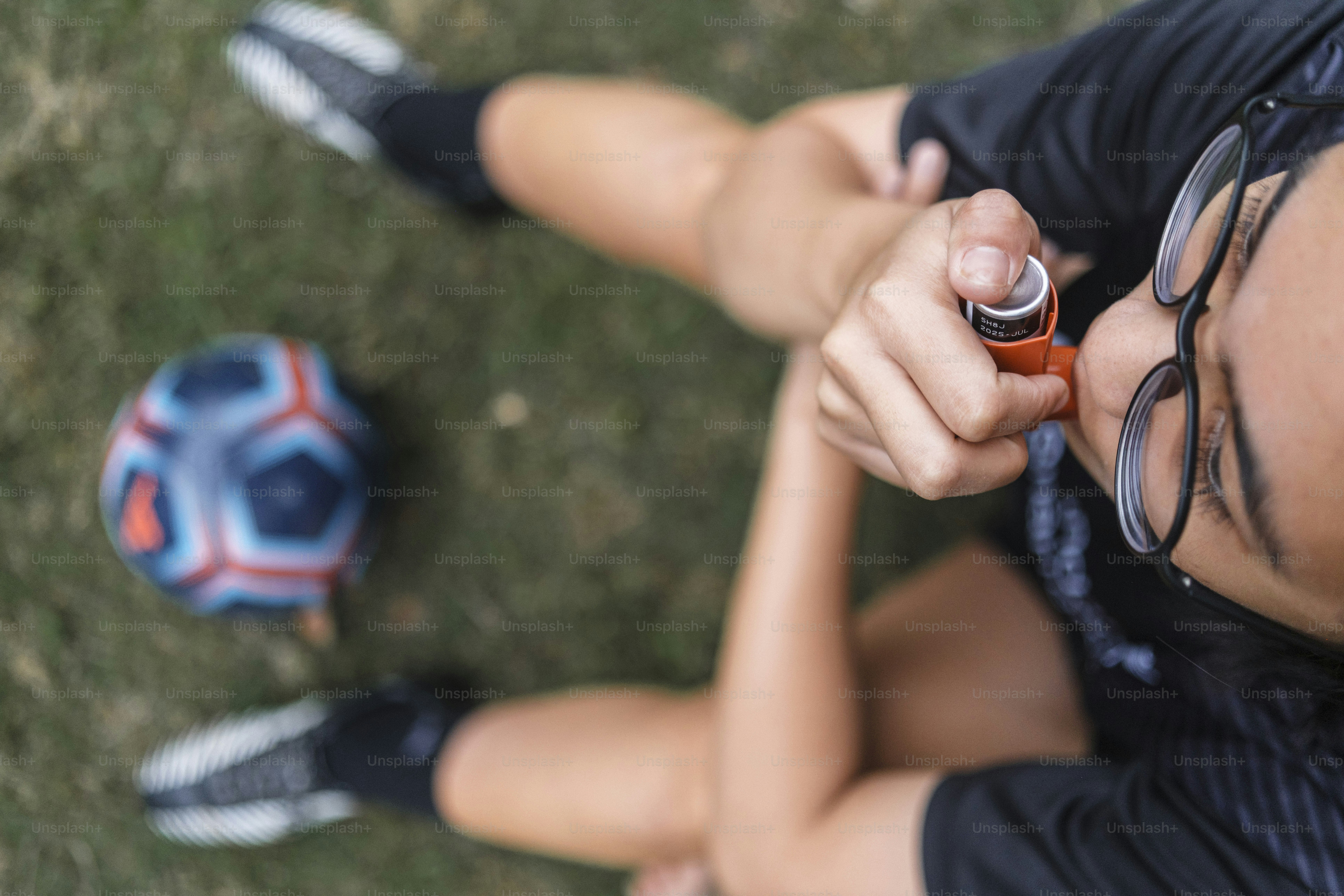 ein Mann, der ein Feuerzeug in der rechten Hand hält