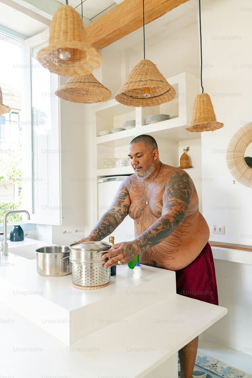un uomo in piedi al bancone di una cucina che prepara il cibo