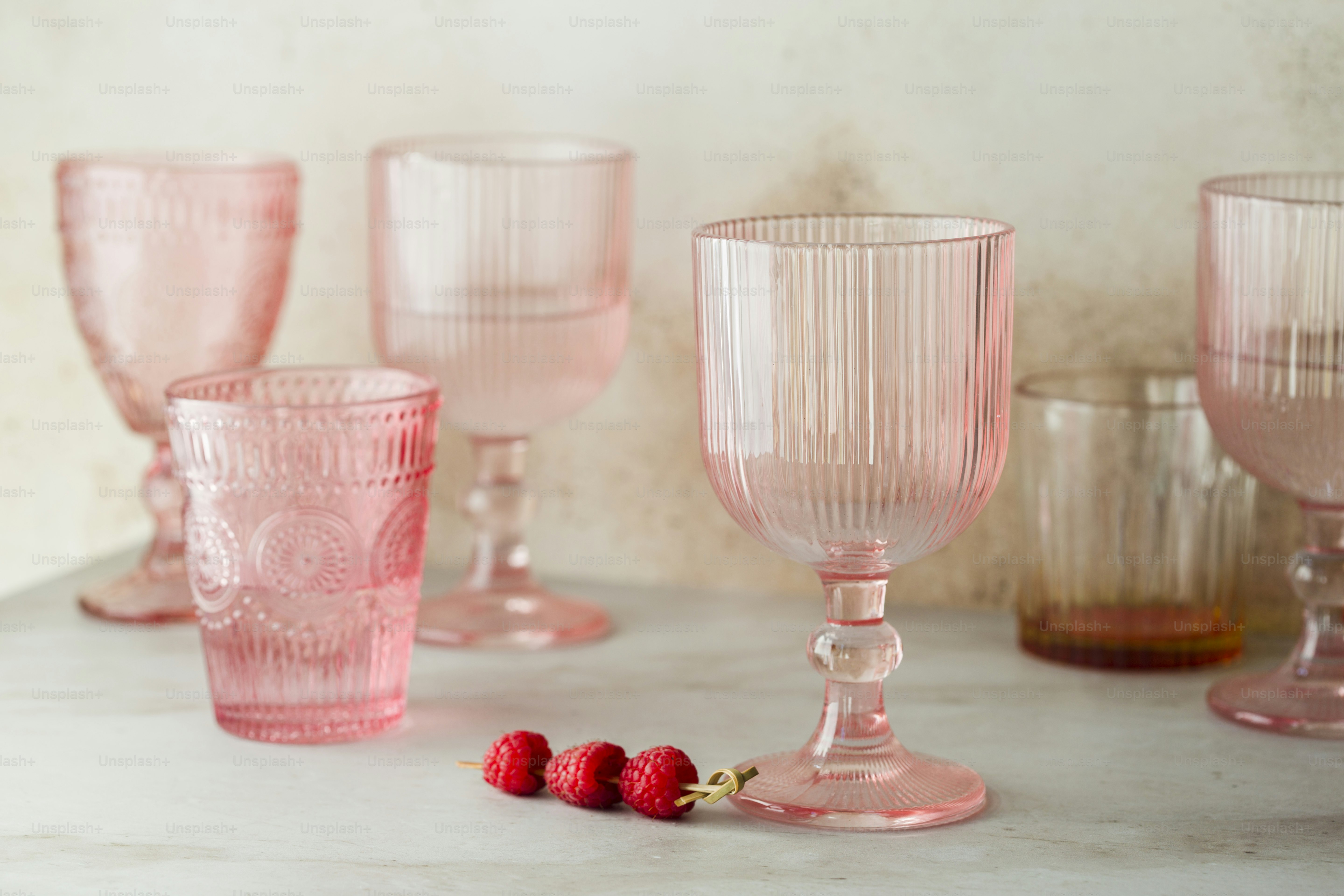 une table surmontée de verres roses et de fraises