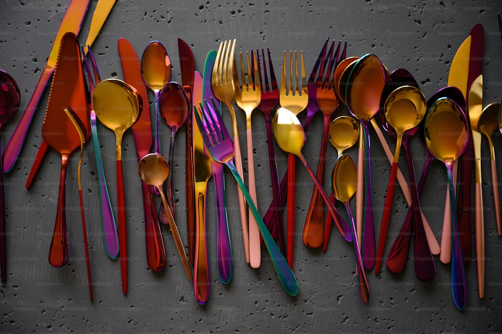 un groupe de fourchettes et de cuillères alignées sur un mur