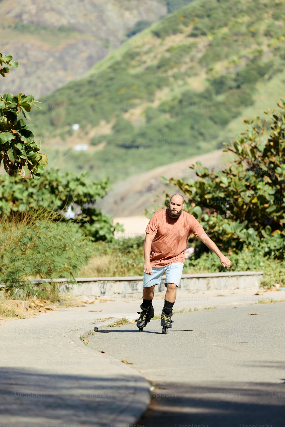 un homme faisant du skateboard dans une rue