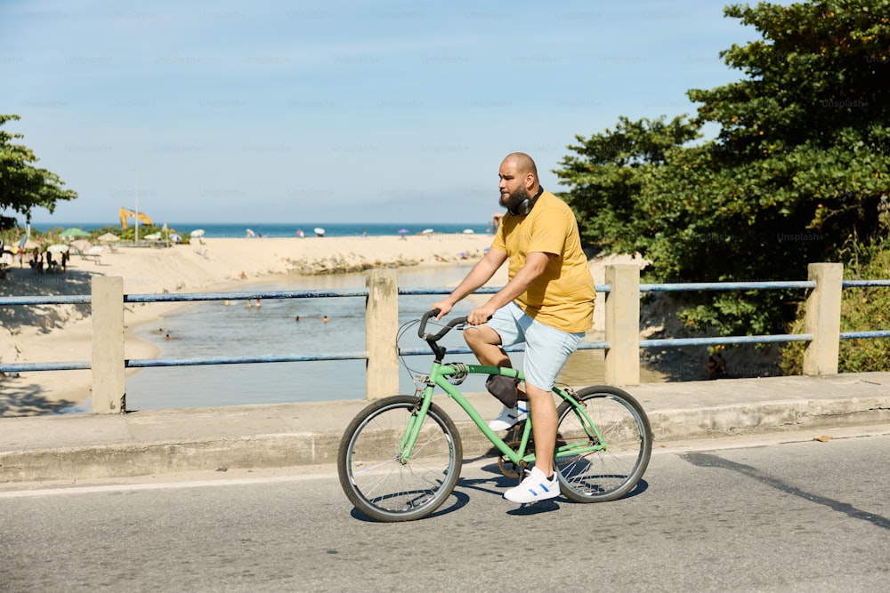 un homme sur un vélo vert dans une rue