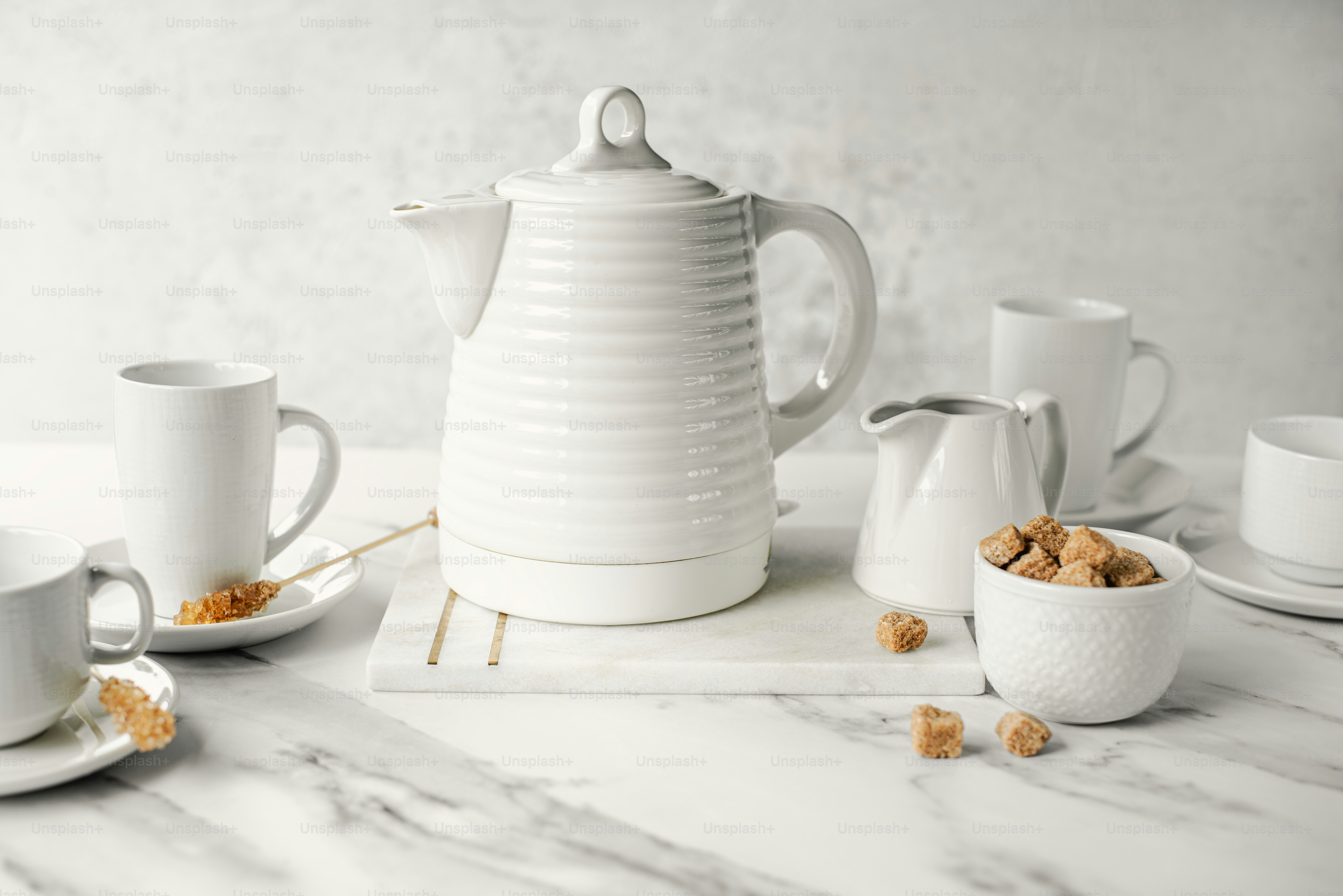 ein Tisch mit Tassen und Untertassen, gefüllt mit Müsli