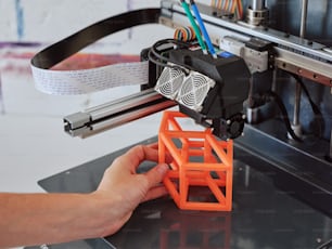 Une personne travaille sur une imprimante 3D
