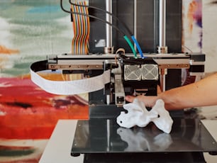 Une personne travaille sur une imprimante 3D
