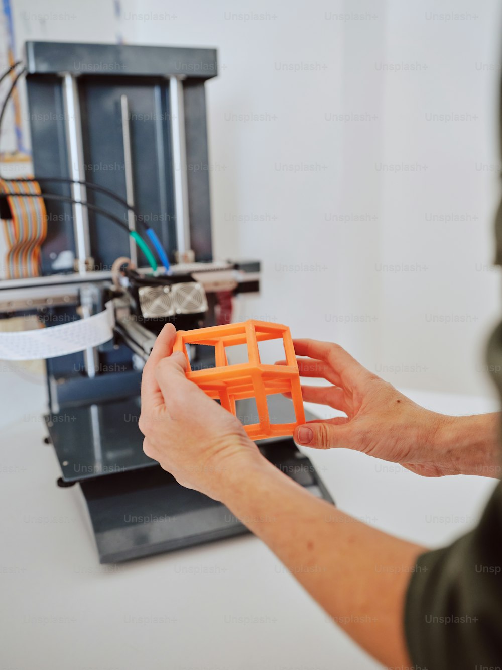 Una persona sta lavorando su una stampante 3D