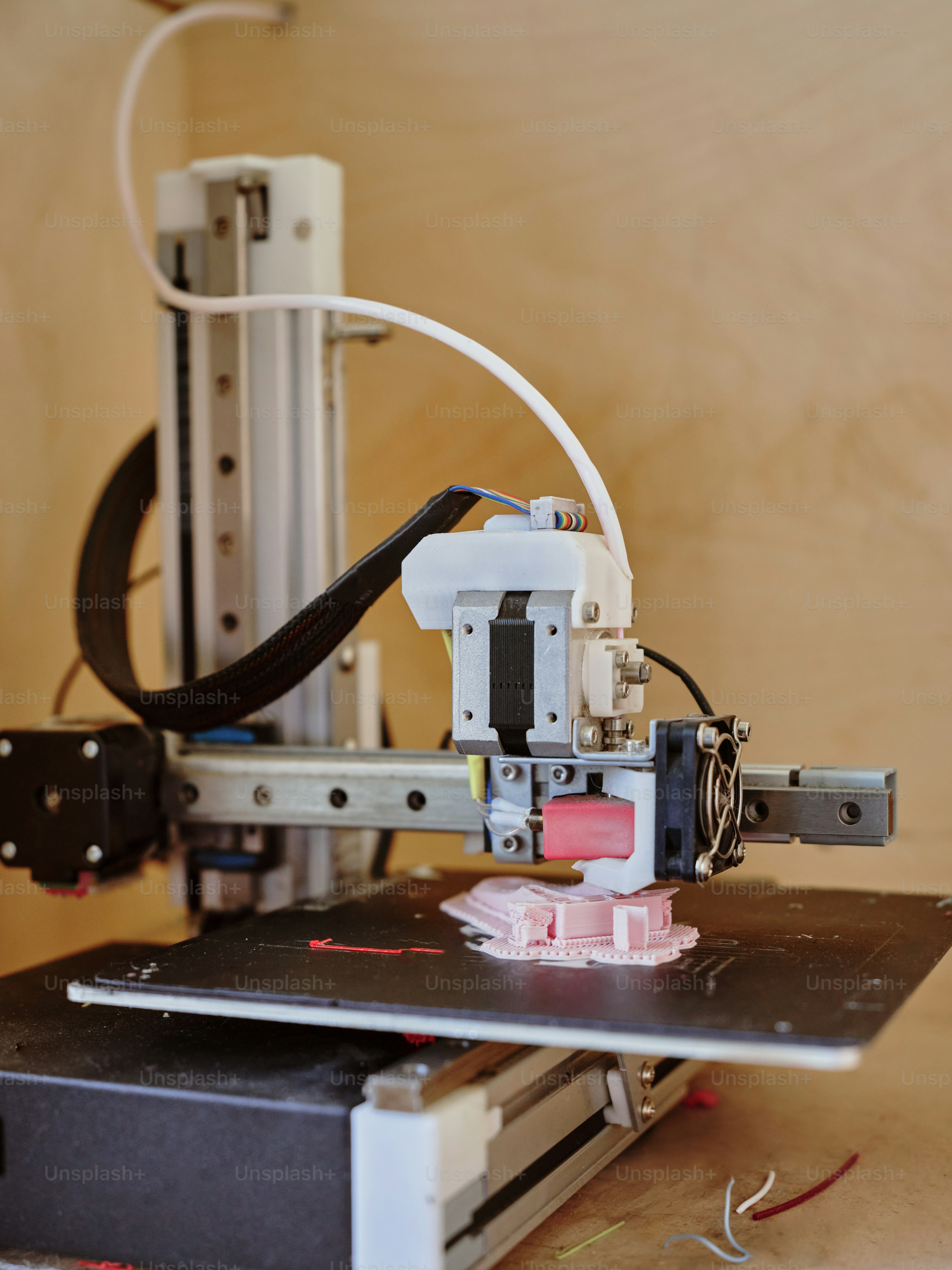 une machine qui est posée sur une table