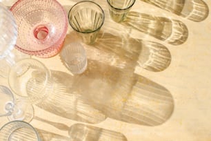 un gruppo di bicchieri di vino seduti sopra un tavolo