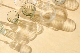 un gruppo di bicchieri di vino seduti sopra un tavolo