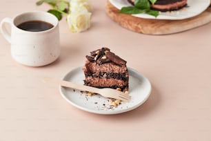 una fetta di torta al cioccolato su un piatto con una forchetta