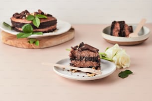 una fetta di torta al cioccolato su un piatto con una forchetta