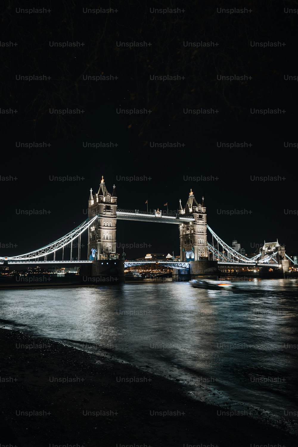 Una veduta notturna del Tower Bridge di Londra