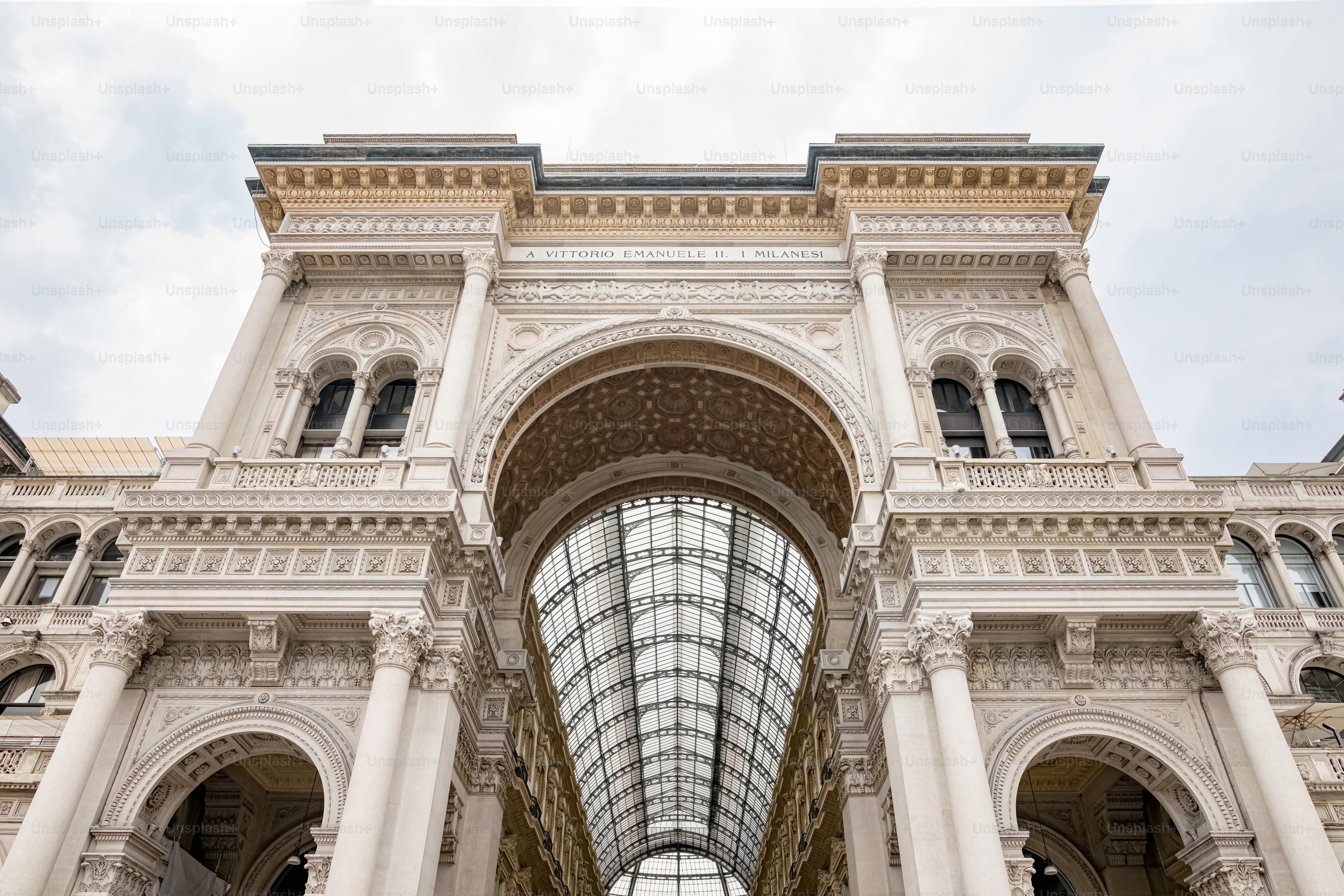 ein sehr hohes Gebäude mit Glasdach