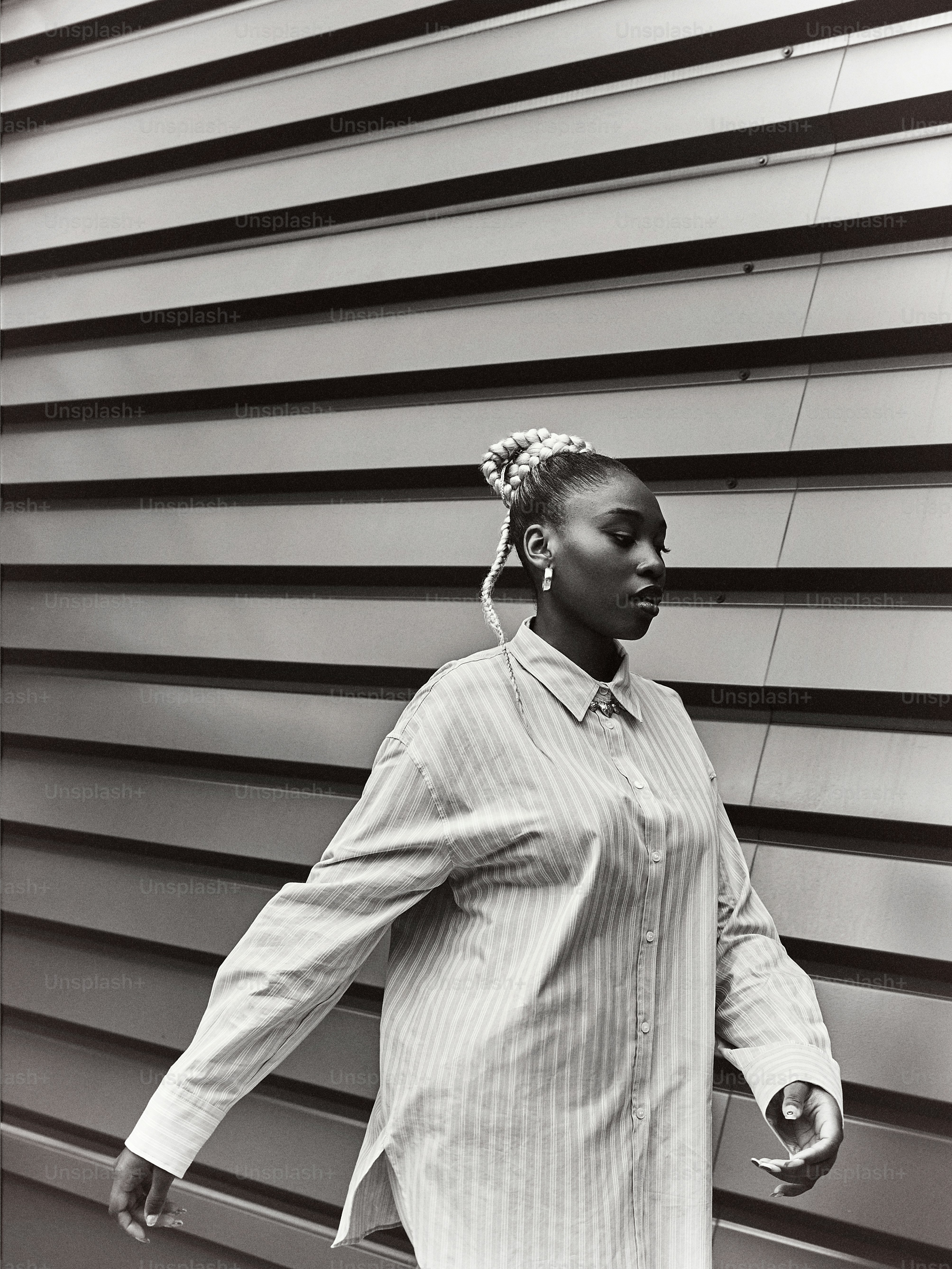 uma foto em preto e branco de uma mulher caminhando