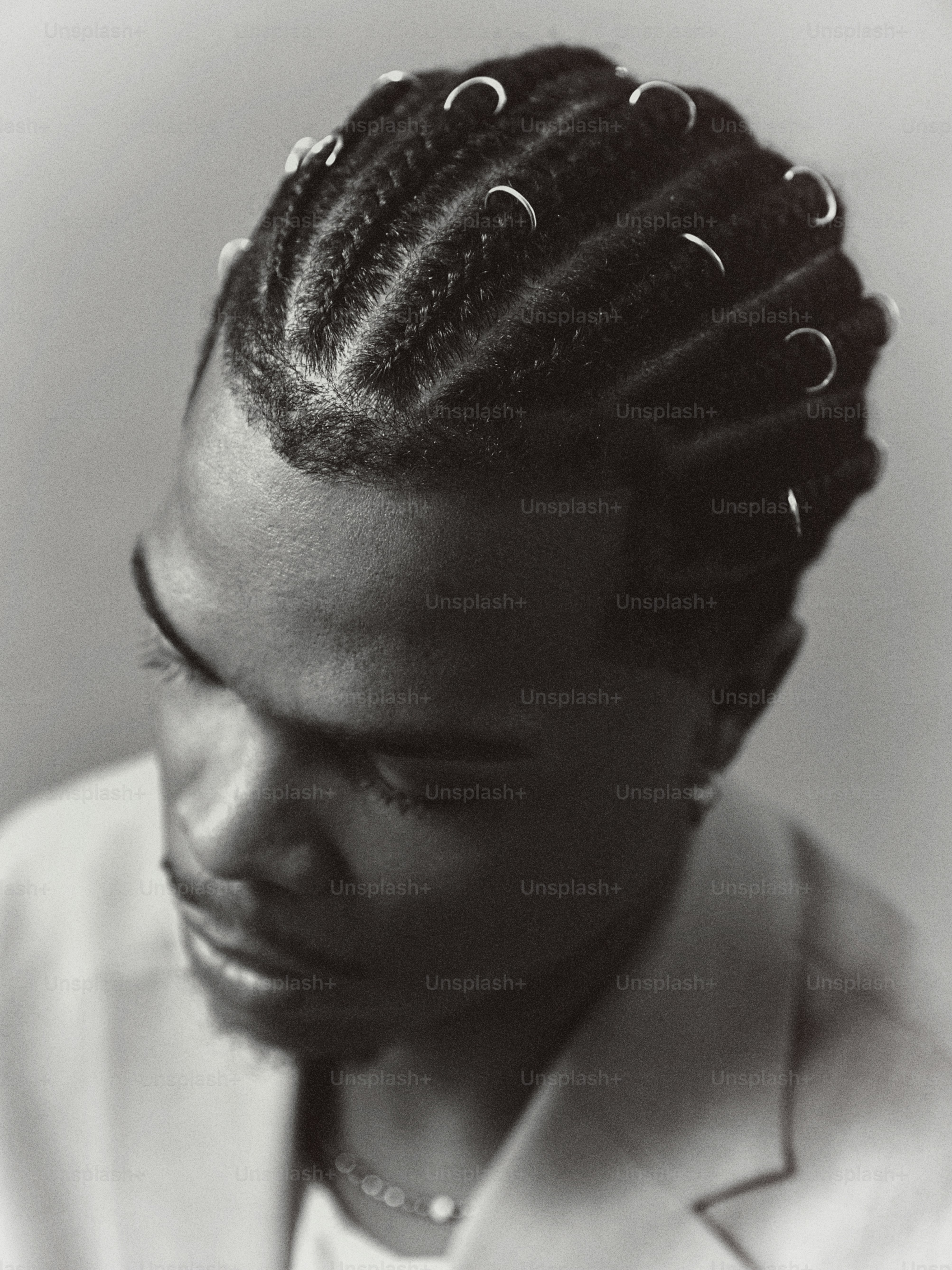 uma mulher vestindo uma camisa branca e uma foto em preto e branco