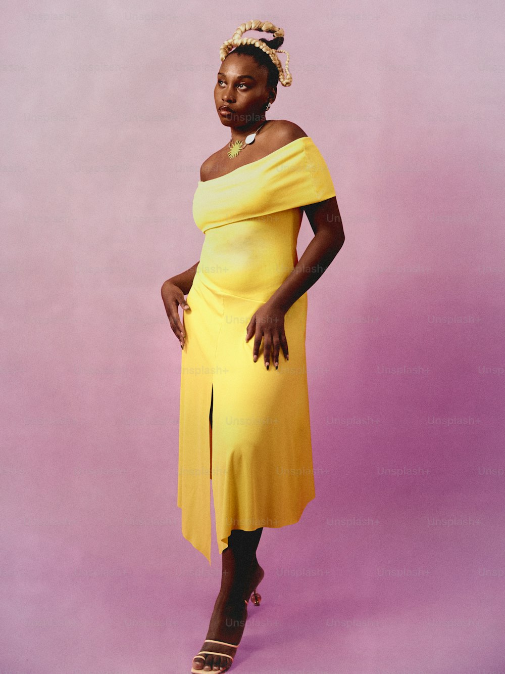 una mujer con un vestido amarillo posando para una foto