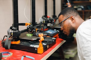 Un uomo sta lavorando su una stampante 3D