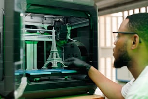 한 남자가 3D 프린터로 작업하고 있습니다.