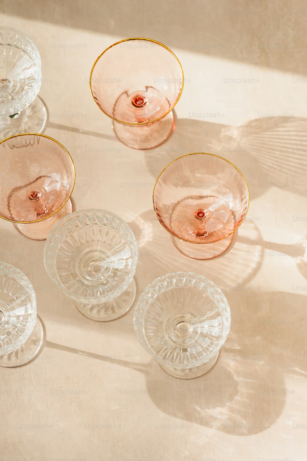 un groupe de bols en verre posés sur une table