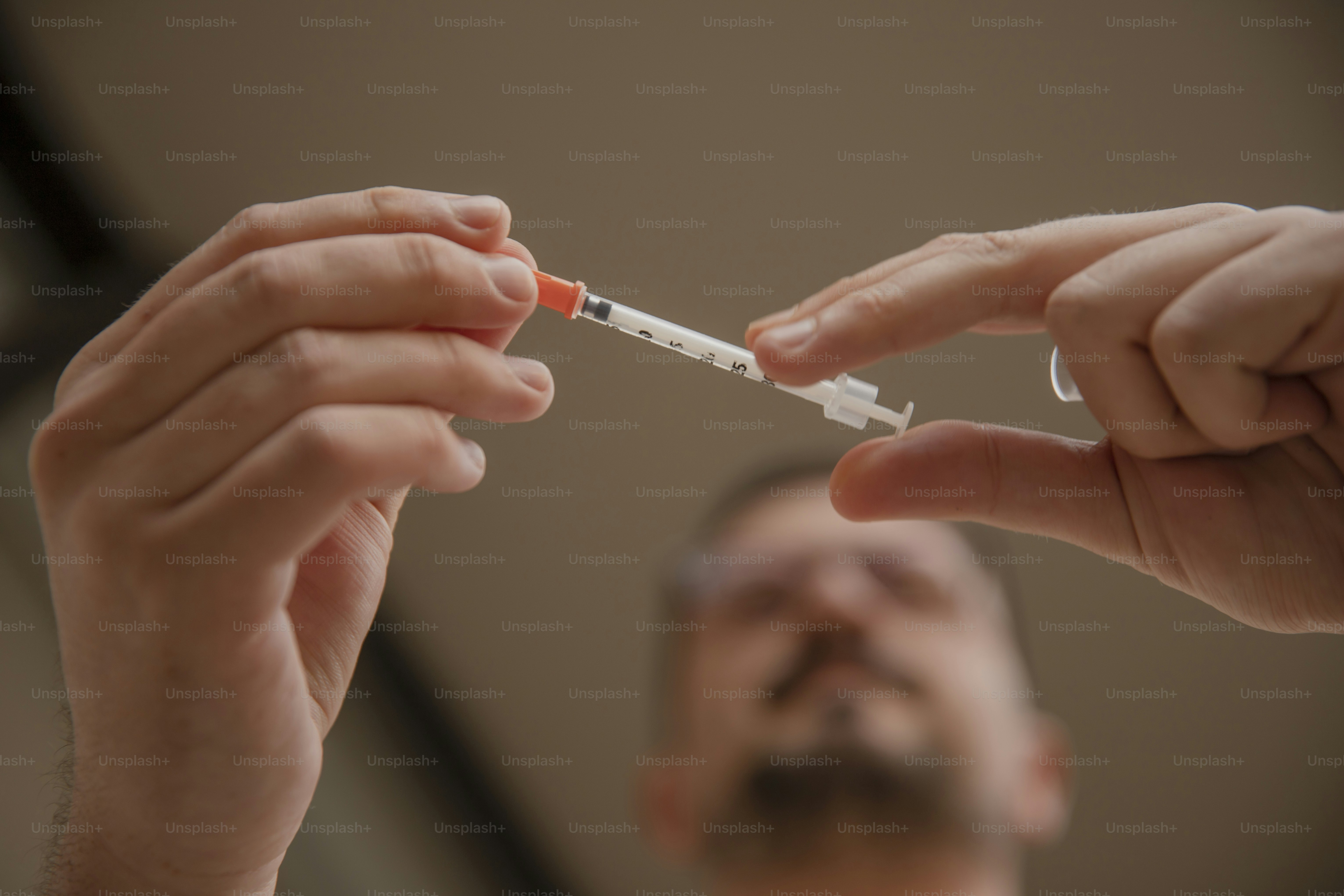 Un hombre sostiene un sy en sus manos